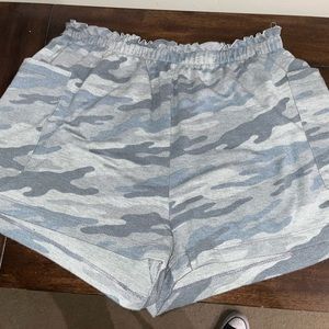 Tracadero camouflage shorts size M